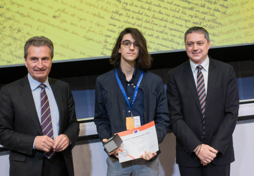 O alumno do IES de Brión Pablo Villar Abeijón recolle en Bruxelas o premio “Juvenes Translatores” da Unión Europea
